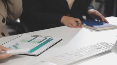 İş kadını laptopta çalışıyor ve verileri analiz ediyor
