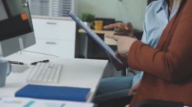 Yakın plan - modern ofiste tablet kullanan işadamlarının sayısı
