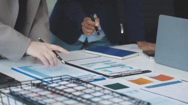 Genç iş adamlarından oluşan ekip yeni bir proje üzerinde çalışıyor.