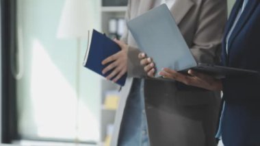 Belge ve belgeleri elinde tutan iş kadını