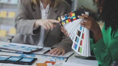 Yakın - ofisteki mali verileri analiz eden iş ekibi