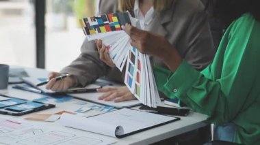 Finansal çizelgelerle çalışan iş ekibi