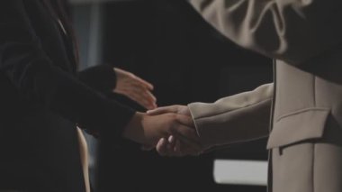 İş adamı partneriyle tokalaşıyor