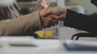 Modern ofisteki masada tokalaşan iş ortakları