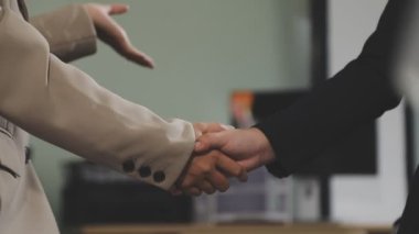 İş ekibi el sıkışıyor, ofiste toplanıyor.