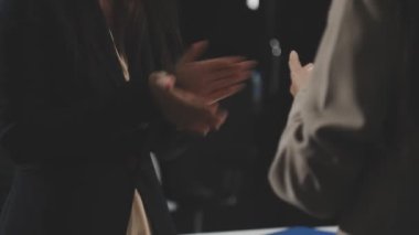 İş adamları ofiste el sıkışıyor