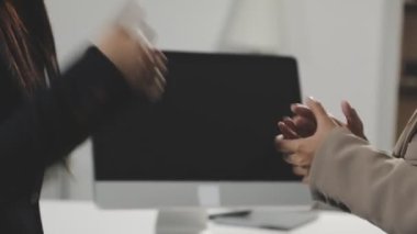 Genç bayan ellerini ofiste gösteriyor..