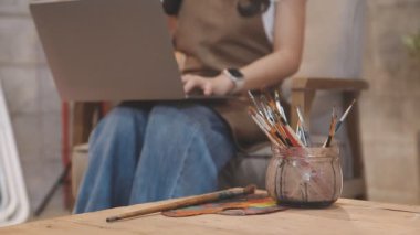 Sanat stüdyosunda çalışan sanatçı.