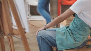 Stüdyoda çalışan genç Asyalı kadın.