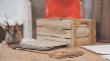 Sanat stüdyosunda sanatçı.