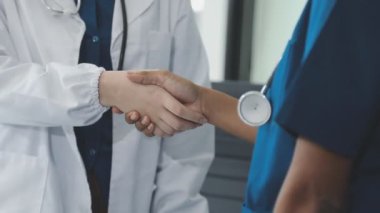 Doktor ve hasta ofiste el sıkışırken.