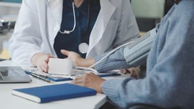 Doktor hastaya ilaç veriyor..