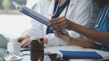 Hastane ofisinde çalışan doktor.