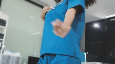 Hastanede steteskopu ve tableti olan genç bir kadın doktor var.