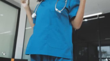 Steteskoplu kadın doktor hastanede, yakın plan.