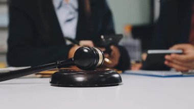 Avukat, evraklar ve tokmakla çalışıyor.