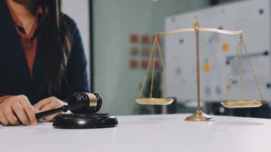 Avukat, avukat ya da avukat ofiste çalışıyor..