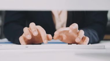 Resepsiyon ofisinde çalışan iş kadını.