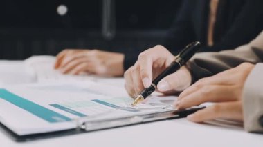 İş kadını elle kontrat imzalıyor.