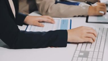 İş ekibi birlikte çalışıyor.