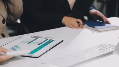 Ofiste birlikte çalışan genç iş adamlarına yakın durun..