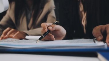 Dizüstü bilgisayar ve belgelerle çalışan iş kadını.