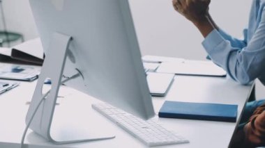 Ofisteki bilgisayarı kullanan iş adamı, modern iş adamları ya da ofisteki ofis çalışanları. Dijital tabletle çalışmaktan mutlu.