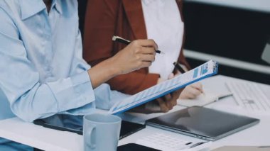 Ofiste dizüstü bilgisayar kullanan iş kadını