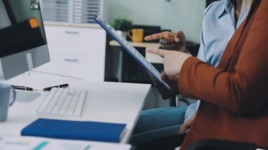 Ofiste tablet ile genç işadamı