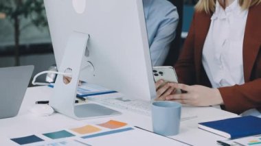 Genç iş kadını ofiste dizüstü bilgisayarıyla çalışıyor.