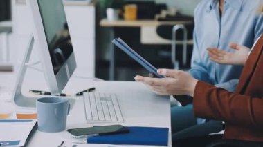 Ofiste çalışan genç iş kadını.