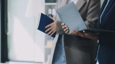 Kapat. İş ekibi modern ofiste yeni projeyi tartışıyor