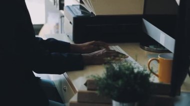 İş adamı ofisteki dizüstü bilgisayarda çalışıyor.