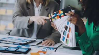 İş adamları iş projesini tartışıyor