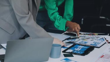 ofiste bilgisayar üzerinde çalışan iş adamları.