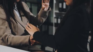 İş kadını başarılı anlaşmadan sonra el sıkışıyor, iş konsepti