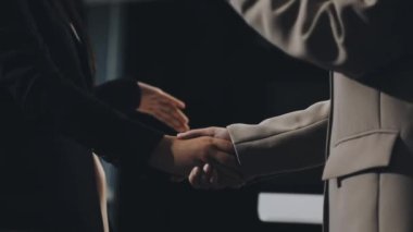 İş adamları el sıkışıyor, tokalaşmayı bitiriyor.