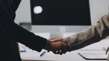 Modern ofiste görüştükten sonra iş adamları el sıkışıyor..