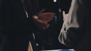 İş adamlarının el sıkışması