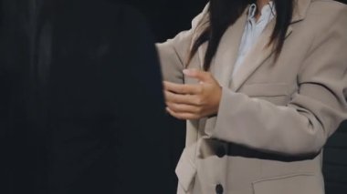 Dizüstü bilgisayarı ve elinde tableti olan genç bir kadın.