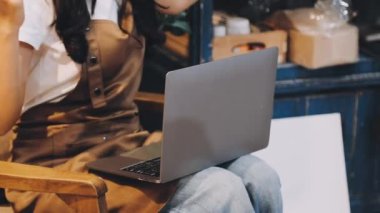 dijital tablet kullanan kadın
