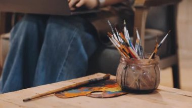 Stüdyoda resim yapan genç ressam, yakın çekim görüntüsü