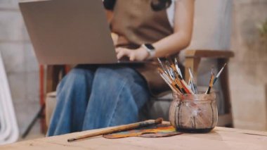 Dizüstü bilgisayarda çalışan sanatçı kız