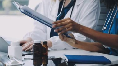 yakın çekim - doktor reçeteli pano tutuyor