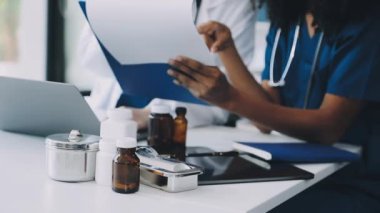 yakın çekim - hastanede dizüstü bilgisayar kullanan kadın doktor.