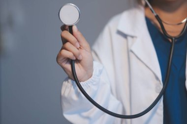 elinde stetoskop ile Asya tıp öğrencisi