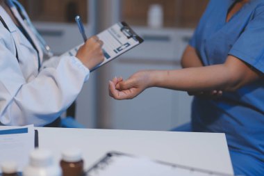 Büyüleyici kadın doktor Bayan hasta için tavsiyede.