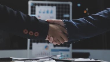 yakın plan - iş ortaklarının el sıkışması görünümü