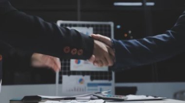 Toplantıda iş ekibinin el sıkışması