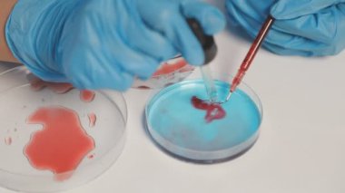 Bir eli kırmızı kanla kapat.